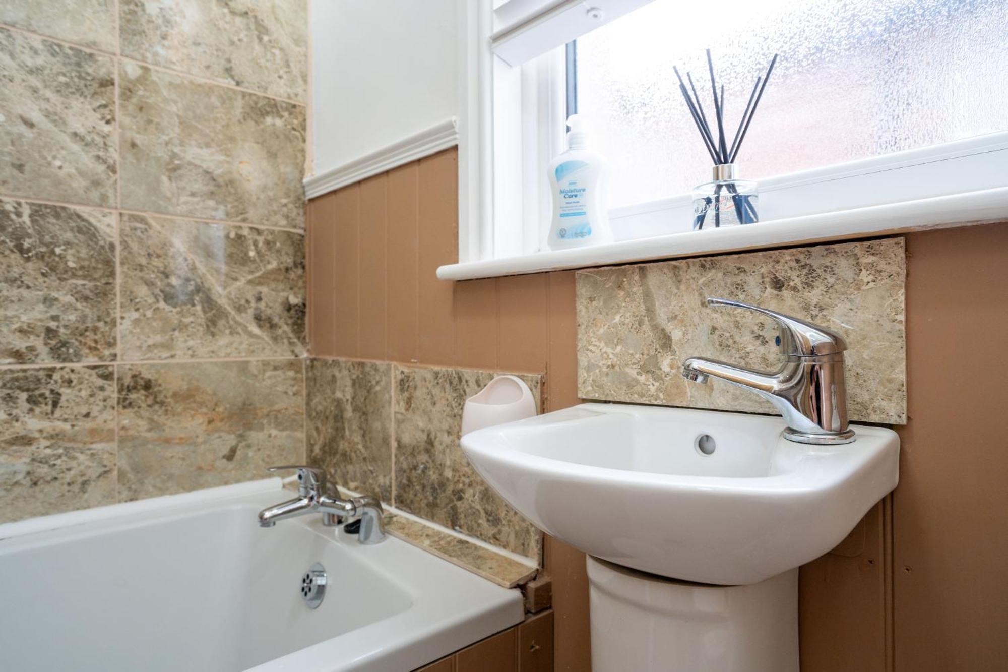Swiss Haven - Spacious 3 Bedroom House Liverpool Buitenkant foto